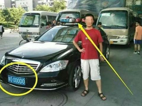 陕西这辆奔驰上路，违章不用罚，过路不收费，其他车都纷纷让道！