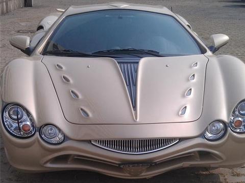 日德超跑对比, 一个丑到极限, 一个人见人爱