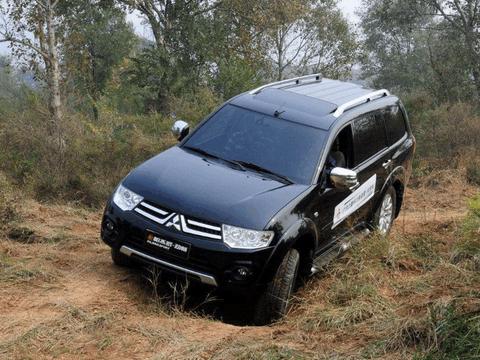 四驱系统配两把锁, 这台SUV比霸道更强, 仅20万起售