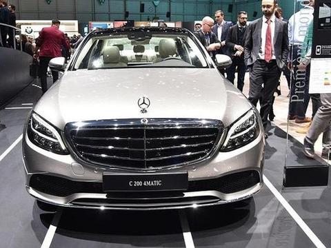 全新奔驰C级来了，标配AMG套件，看到内饰后，宝马奥迪该反思了