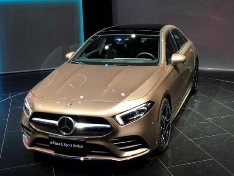 最便宜的奔驰来了，中控两块大屏幕，轴距近2米8，宝马奥迪郁闷了