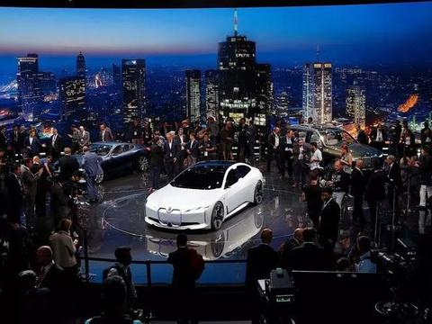 持续强化BMW i品牌，将电动化延伸到核心品牌