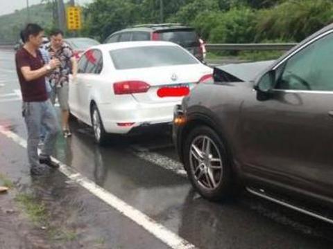 刚提速腾就被追尾，追尾车却前脸报废，网友：大众，值得信赖！