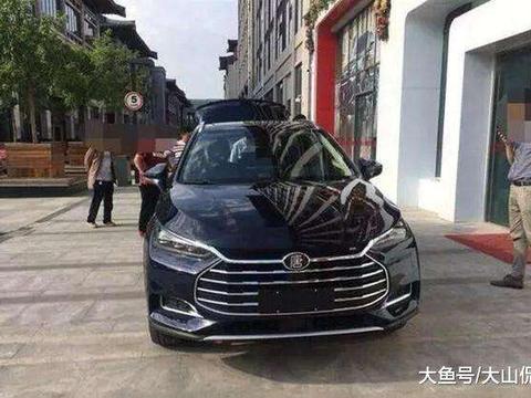 蓝色比亚迪唐二代实车到店, 旋转大屏可玩手游, 23万怒怼魏派P8