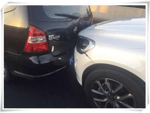 沃尔沃XC60追尾日产骏逸, 骏逸车主差点崩溃:太吸能, 修好就卖车