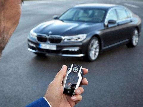 为什么小老板喜欢开豪车？车友：我总不能抱着房本会客吧