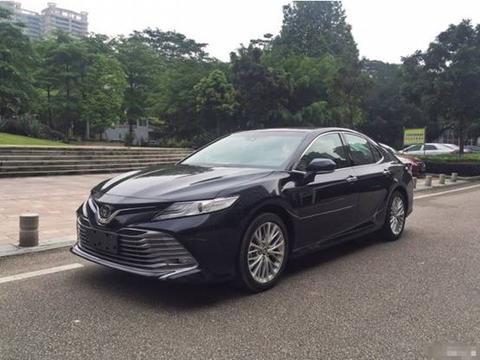 丰田十年磨一剑！八代凯美瑞18万起，配2.0L油耗4毛，销量秒雅阁