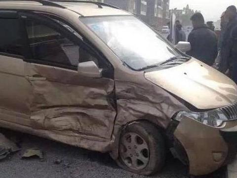 路虎极光和五菱宏光相撞, 狭路相逢神车胜