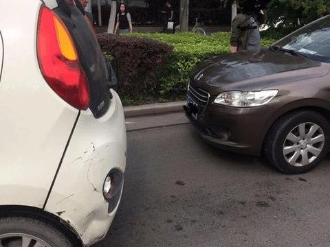 标致301追尾奇瑞QQ, 挪车后, 标致车主: 我无法相信自己的眼睛