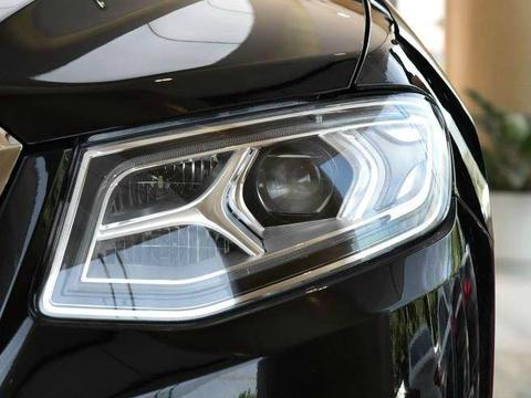 红旗终于发威，新车比奔驰E级绅士，标配8气囊，大众都吓