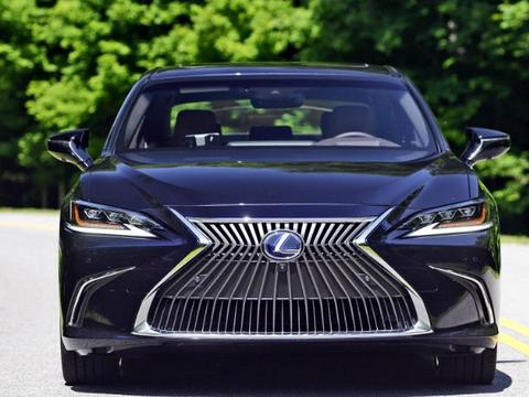 大众口中的神车车长4，9米，2，5L8AT售28万起