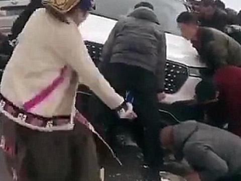 众泰T700掉沟里，旁边的大姐指挥抬车，颇有音乐家的风范！