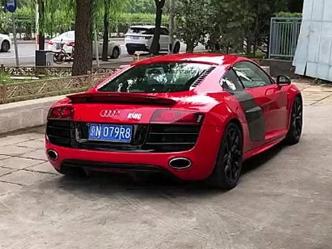 北京唯一一辆骚红色奥迪R8，车牌非常霸气，上街回头率爆表！