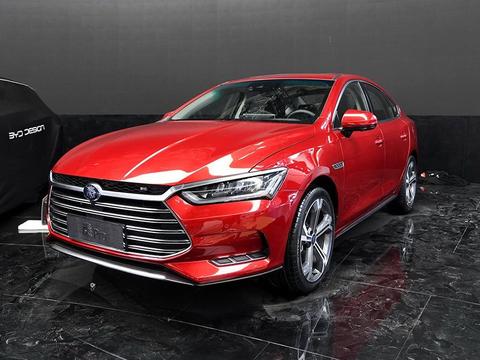 比亚迪秦Pro工厂亮相，蓝色车灯很给力，龙脸外观美到哭