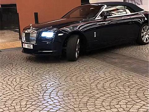 酒店门口偶遇一辆477万劳斯莱斯，看到车牌时，保安立马敬礼！