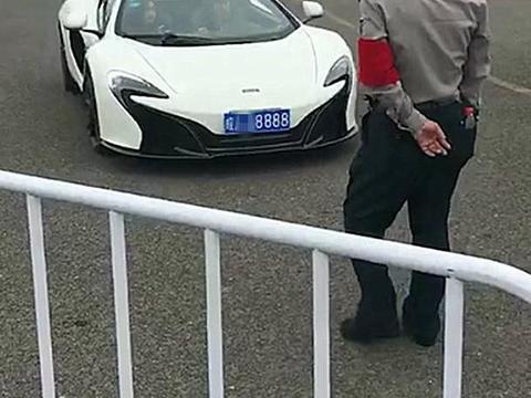 安徽偶遇一辆265万迈凯伦，车牌8888，副驾驶的女友很美！