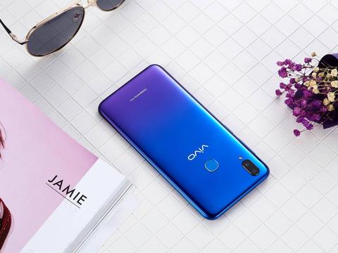 vivo z3极光蓝图赏:个性渐变时尚 骁龙710,颜值最高小钢炮