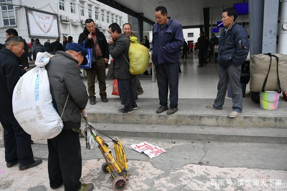 男子坐火车去打工,安检时却被警察扣留,打开包才知犯了大错