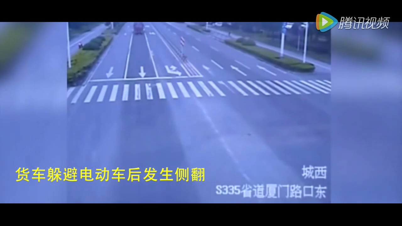 监拍：大货车司机为躲避作死的电动车最后还是翻车了