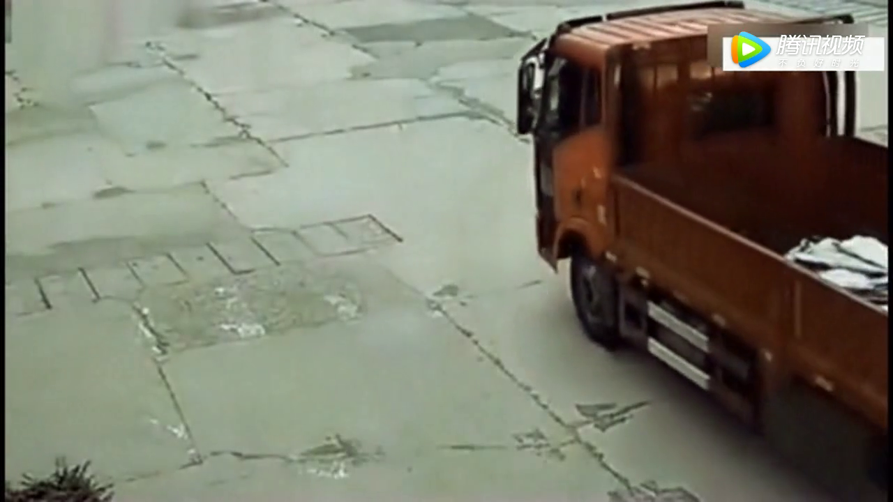 电动车闯红灯，大货车饶她不死，还是没有逃过一劫