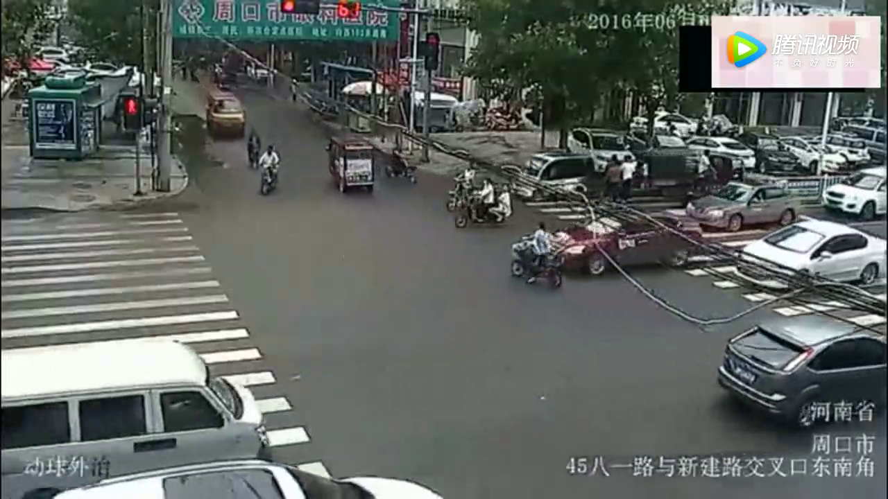 电动车闯红灯的后果，被轿车狠狠的教训了一顿