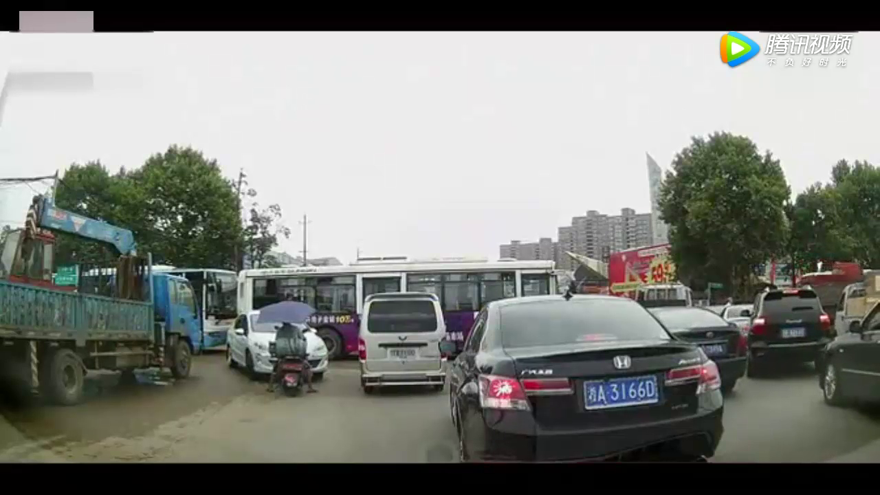 电动车挡道，双方僵持后惹毛女司机怒踩油门径直撞开！