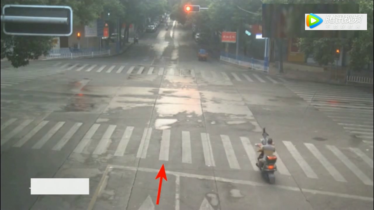 电动车闯红灯，出租车抢黄灯，接下来一幕万万没想到