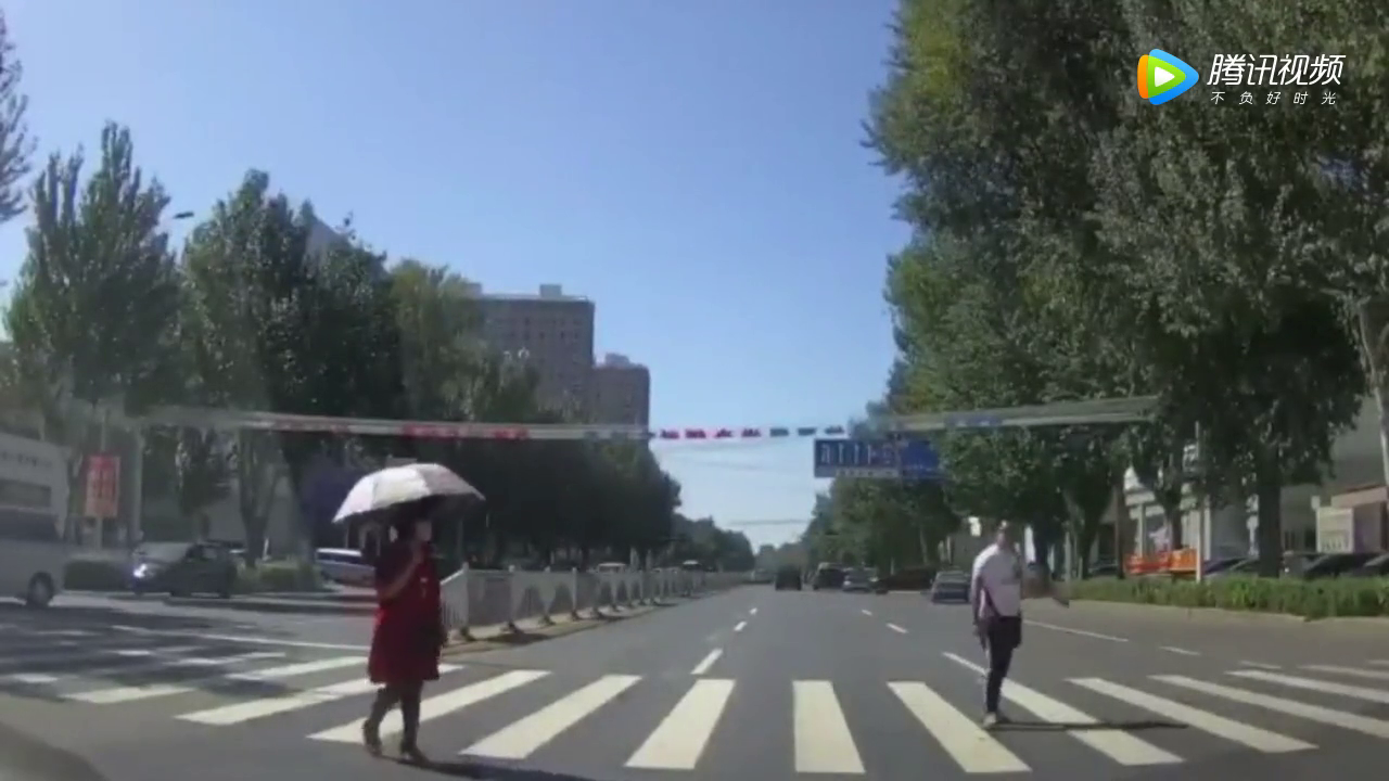 电动车男子横穿马路，女司机路怒症爆发，下一幕男子举措亮了！