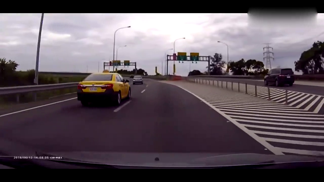 42秒后，本田SUV高速匝道抢道失控撞烂车