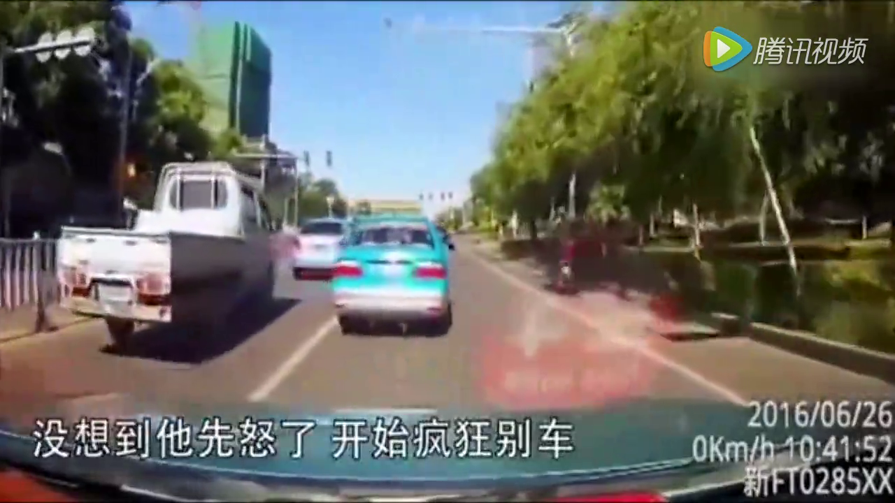 实拍出租车一分钟内被别8次 的哥最后忍无可忍