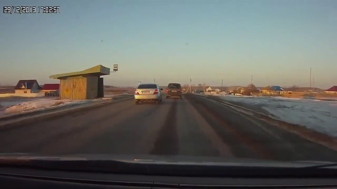 卡罗拉别翻SUV到沟里 然后铁锹,砍刀互殴