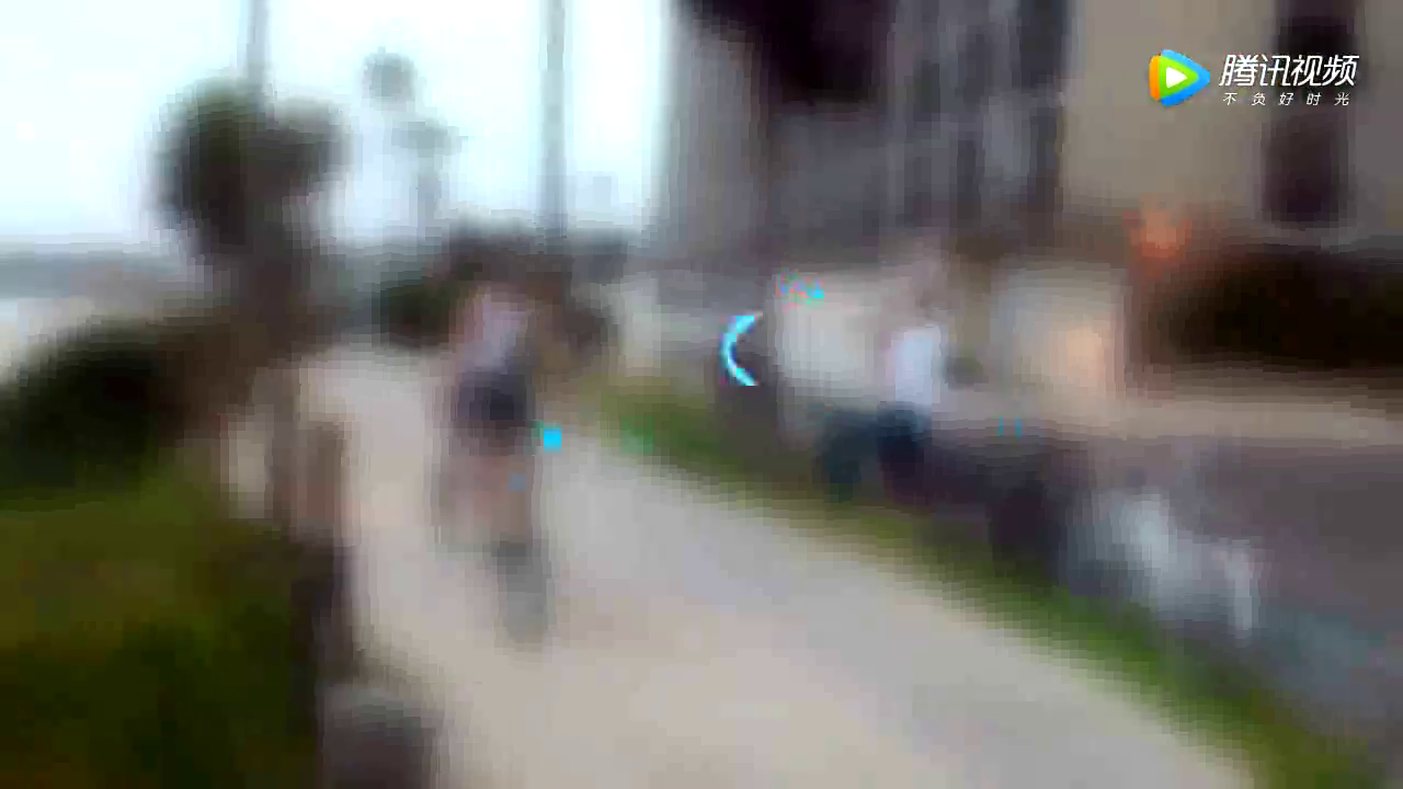 吊着人的自行车，只有两个轮子和一个杆，跑起来很搞笑