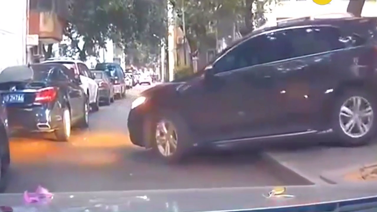SUV连个台阶都没上去还撞了车，太尴尬了