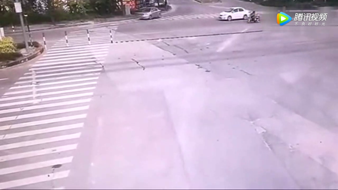 监拍：电动车的遮阳伞挡住视线，这下悲剧了