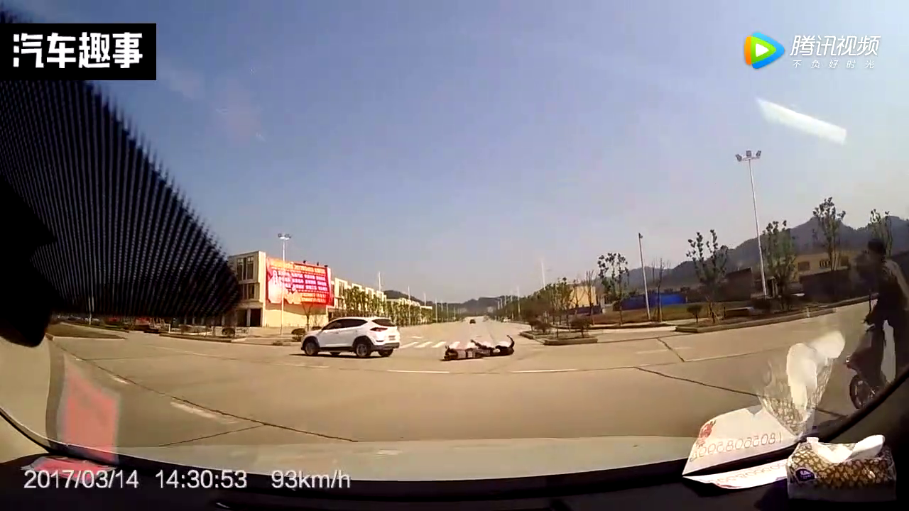 女司机车速太快，用车屁股甩倒电动车