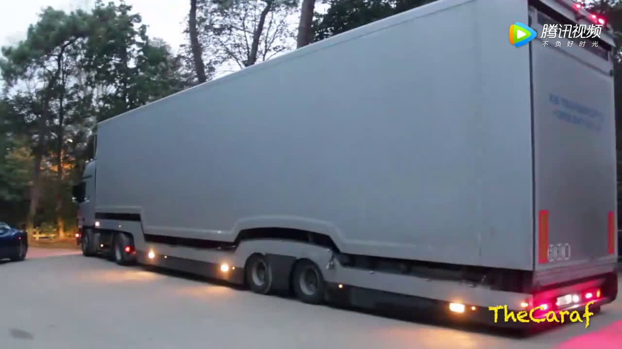 运输车打开侧门的瞬间，才知道什么叫超级跑车！  ​