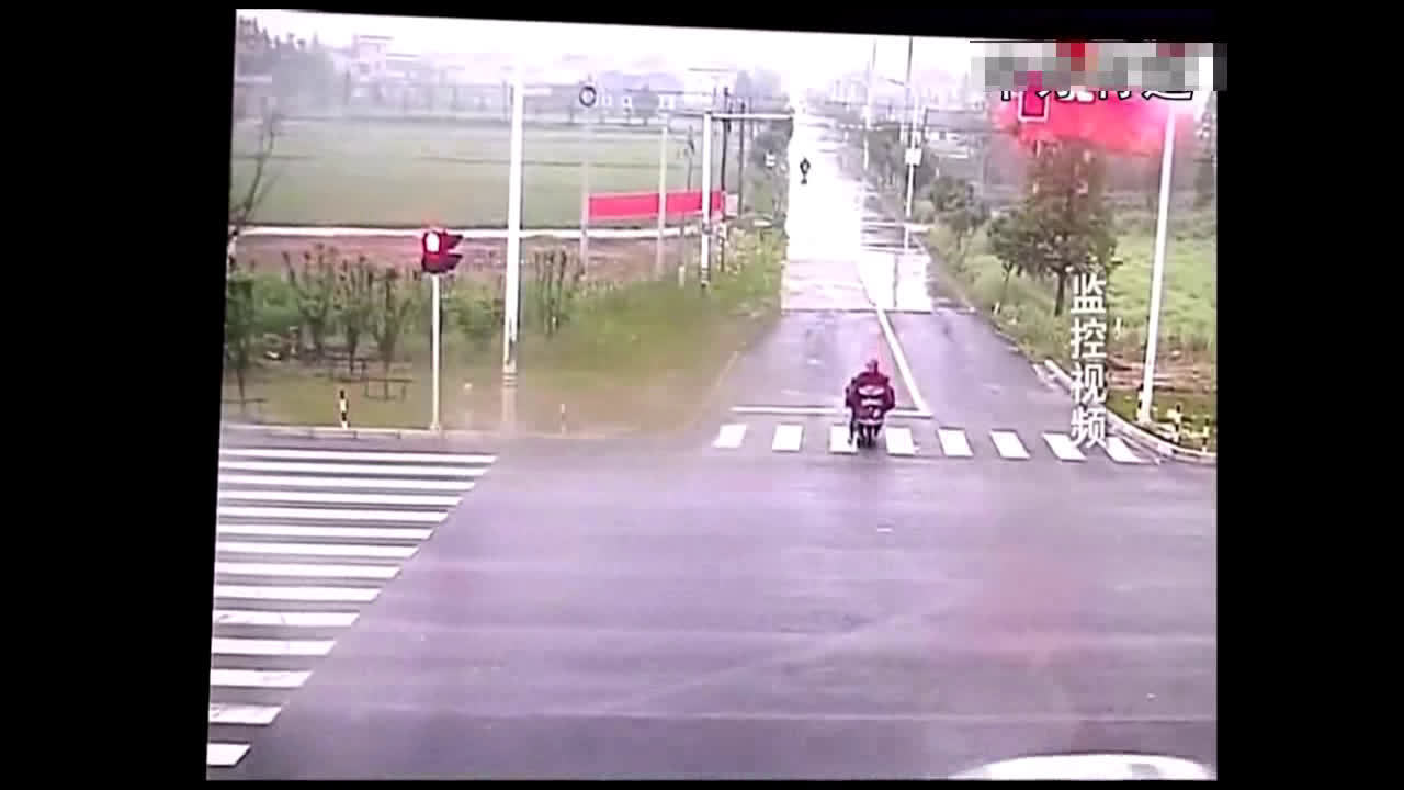 货车和面包车被卡车瞬间摧毁，电动车司机扔了车就跑 还好跑得快！！  ​