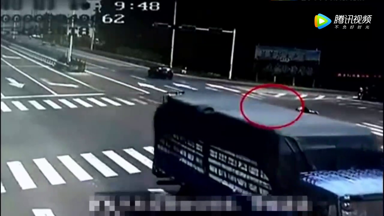 为什么轿车司机都怕电动车？看完电动车被撞瞬间，你就知道了