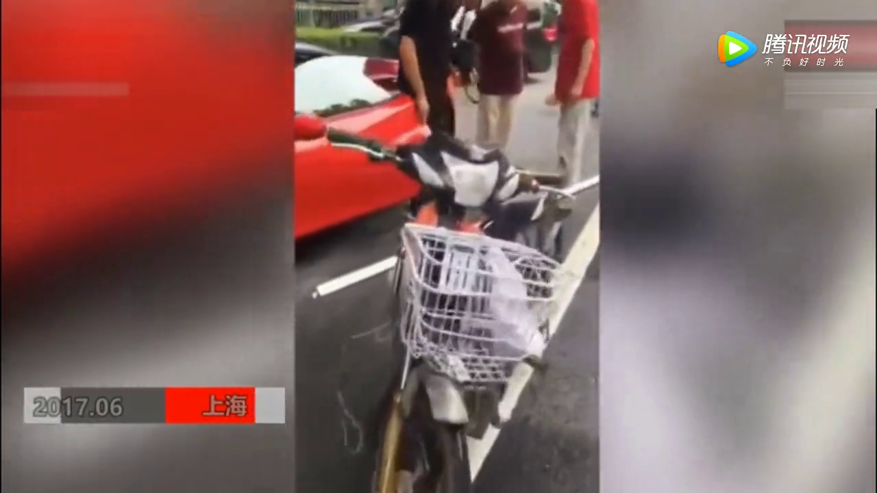 法拉利被电动车碰下一大块漆，车主说不用赔偿，土豪就是霸气