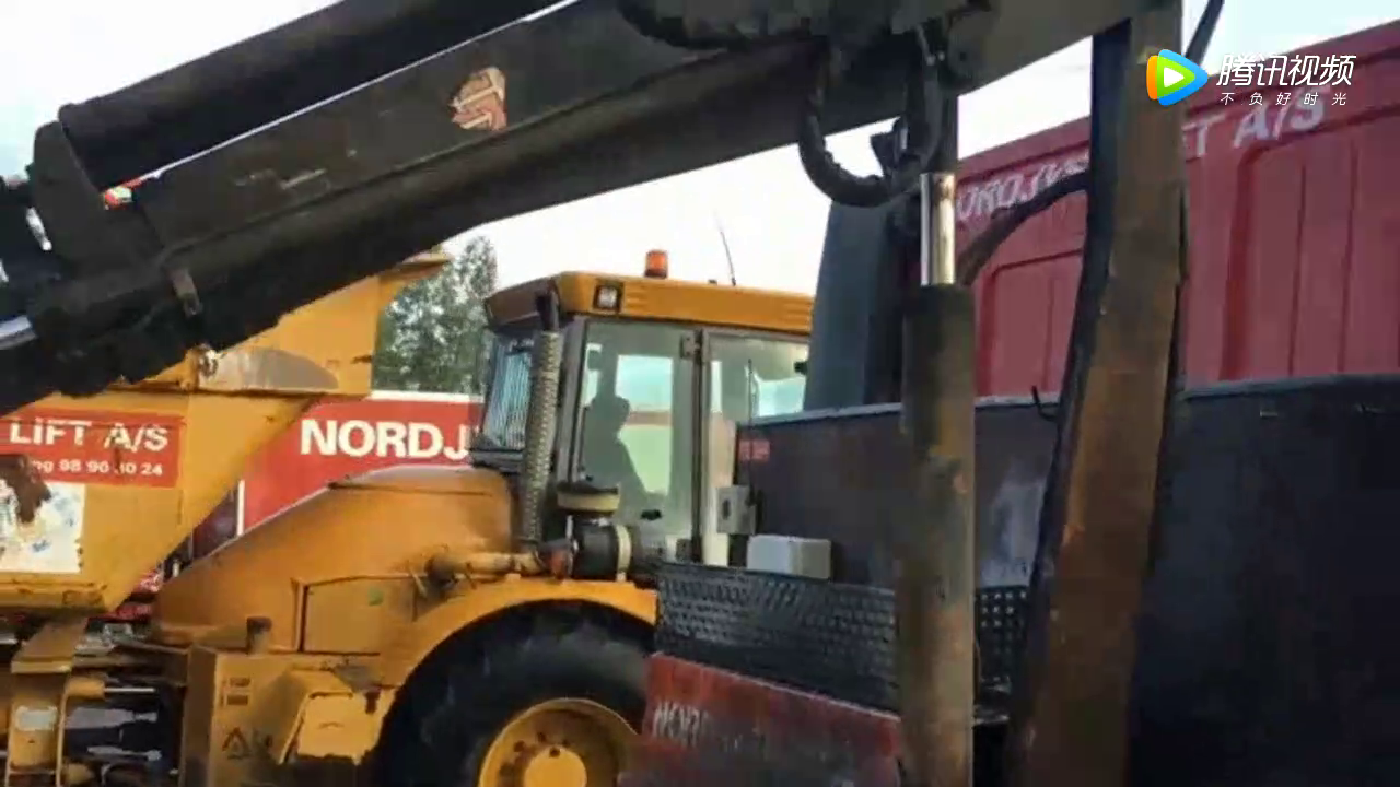 野外发现一辆旧依维柯卡车，已经放了几十年，但发动机还能启动