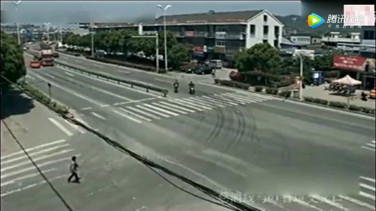 闯红灯的电动车遇到油罐车，监控拍下生命最后一刻