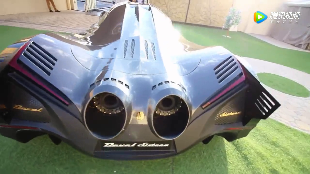 迪拜生产的八千万超级跑车，推上运输车那一刻工作人员瞬间紧张了