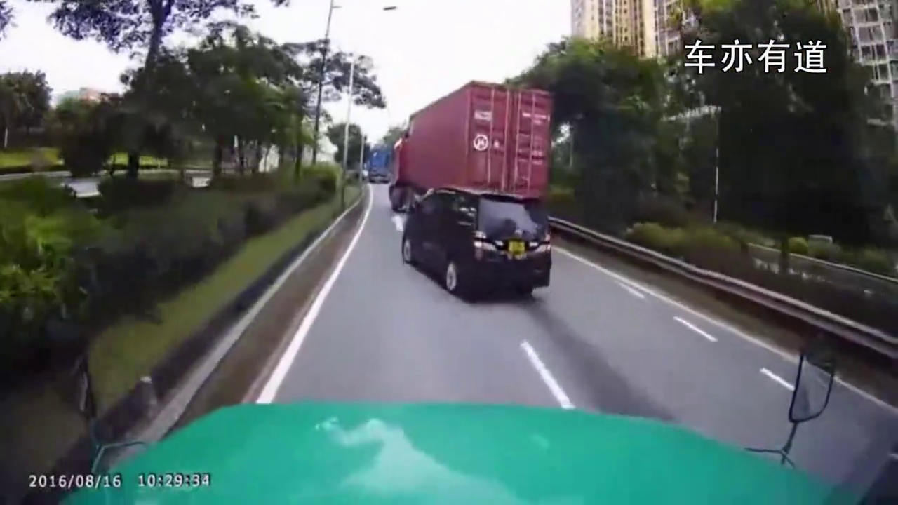 丰田埃尔法追尾大货车后,又遭视频车强力补刀