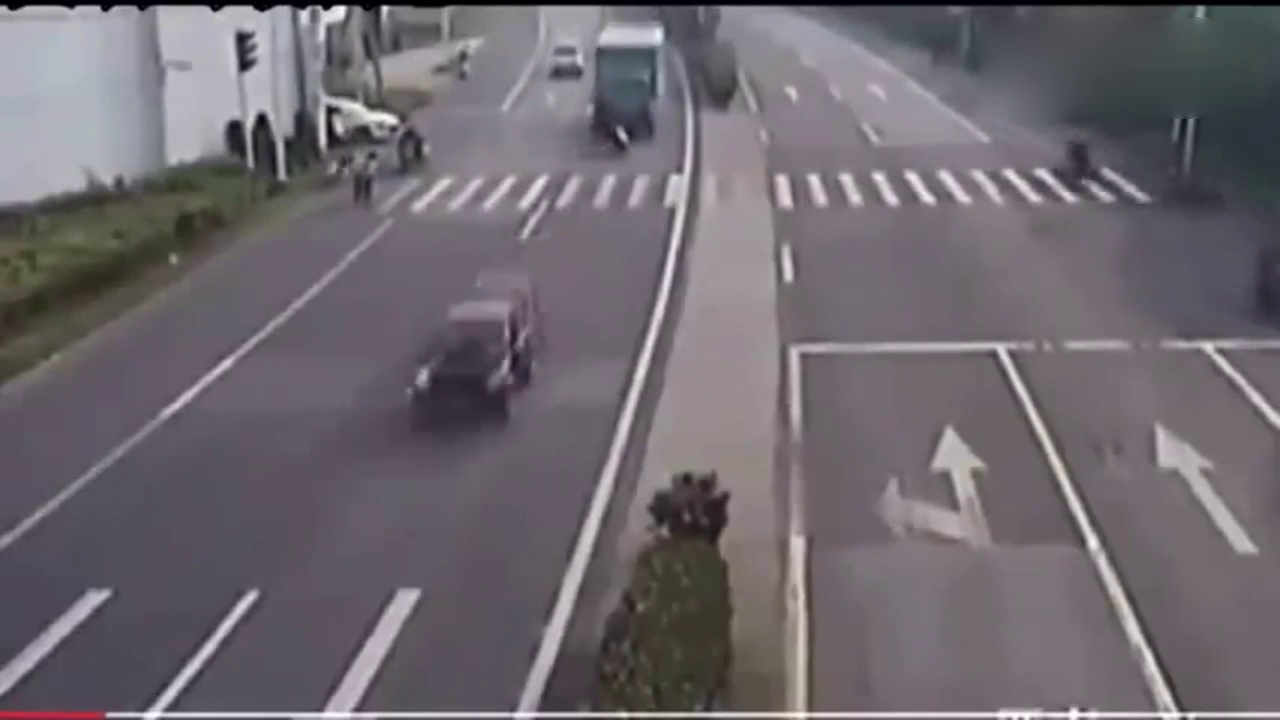 电动车毫无畏惧和大货车抢道，大货车直接撞飞他！