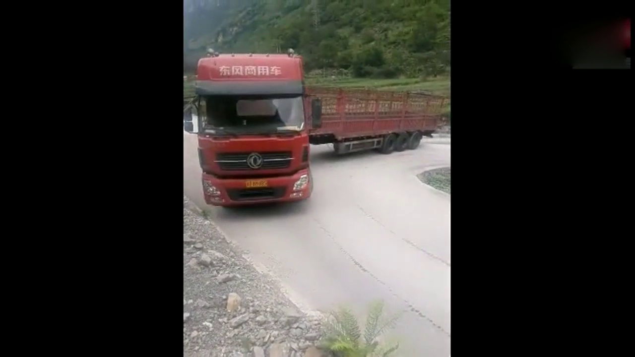 这卡车司机的车技好牛啊