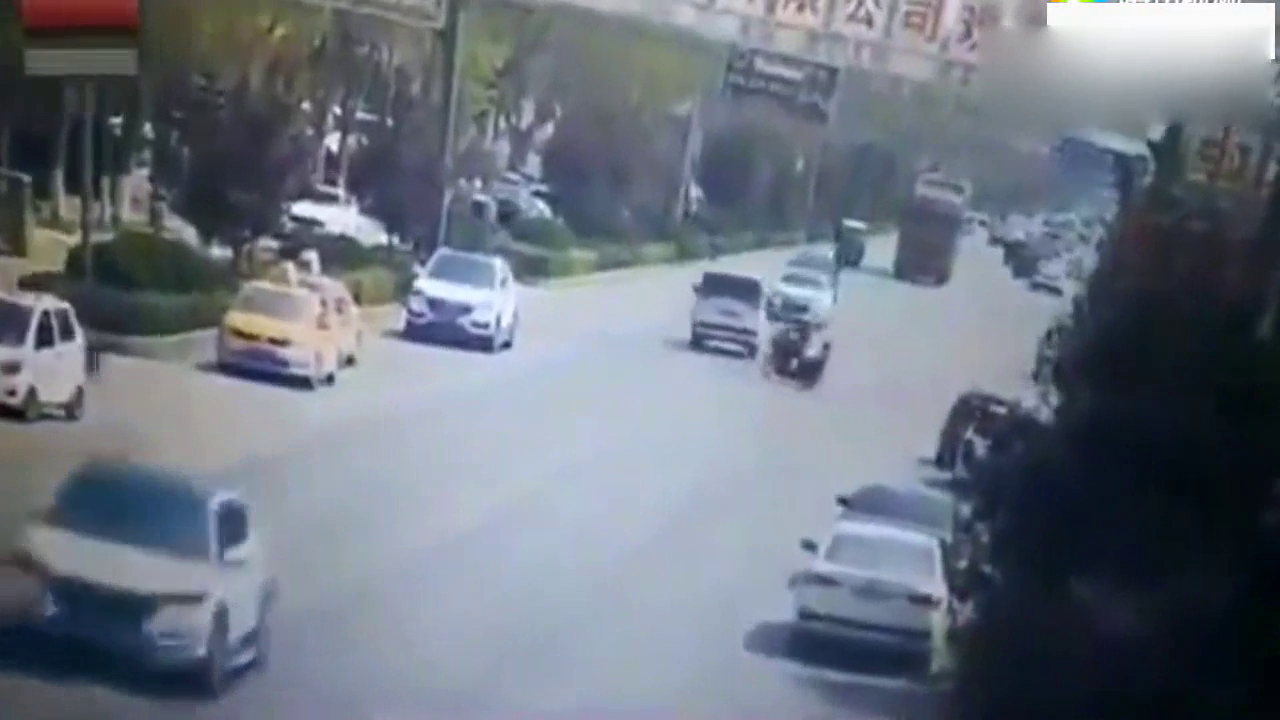电动车横冲直撞，汽车拼尽全力躲闪，下一秒让无数网友愤怒