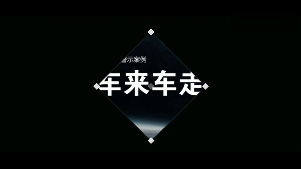 电动车闯红灯和大货车抢道，大货车司机这个动作真够玩命的！