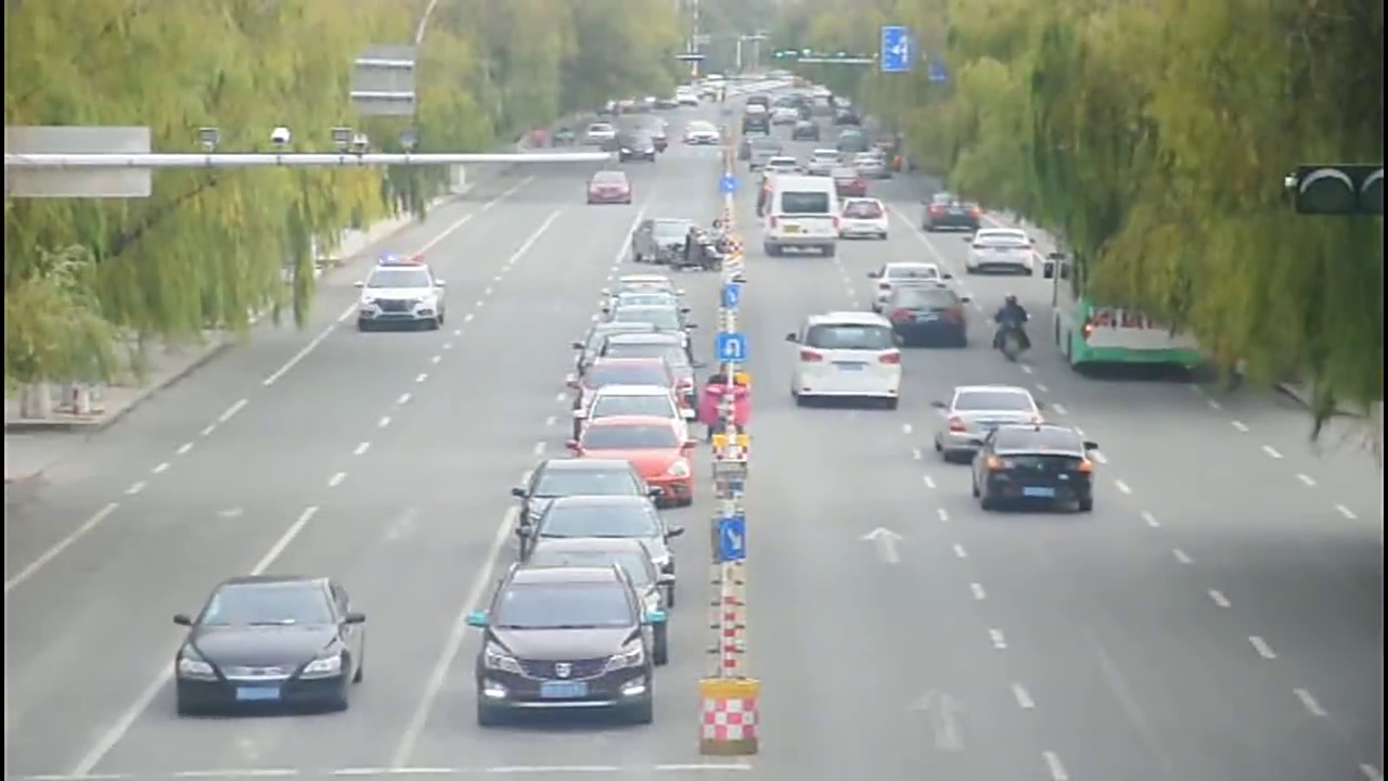 美女开豪车撞电动车老大爷后，下秒举止令人无语，监控记录全过程