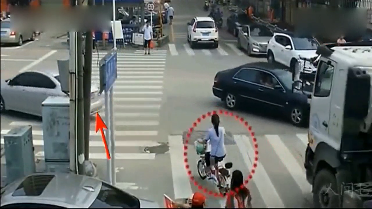 美女骑电动车回家，赶紧不对劲掉头想跑，还来得及吗？