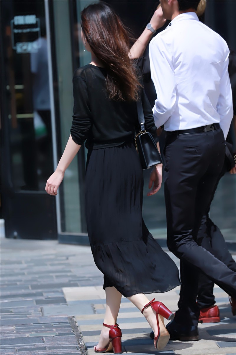 路人街拍,双手抱住脖子的黑色连衣裙美女,高跟鞋是优雅的标志